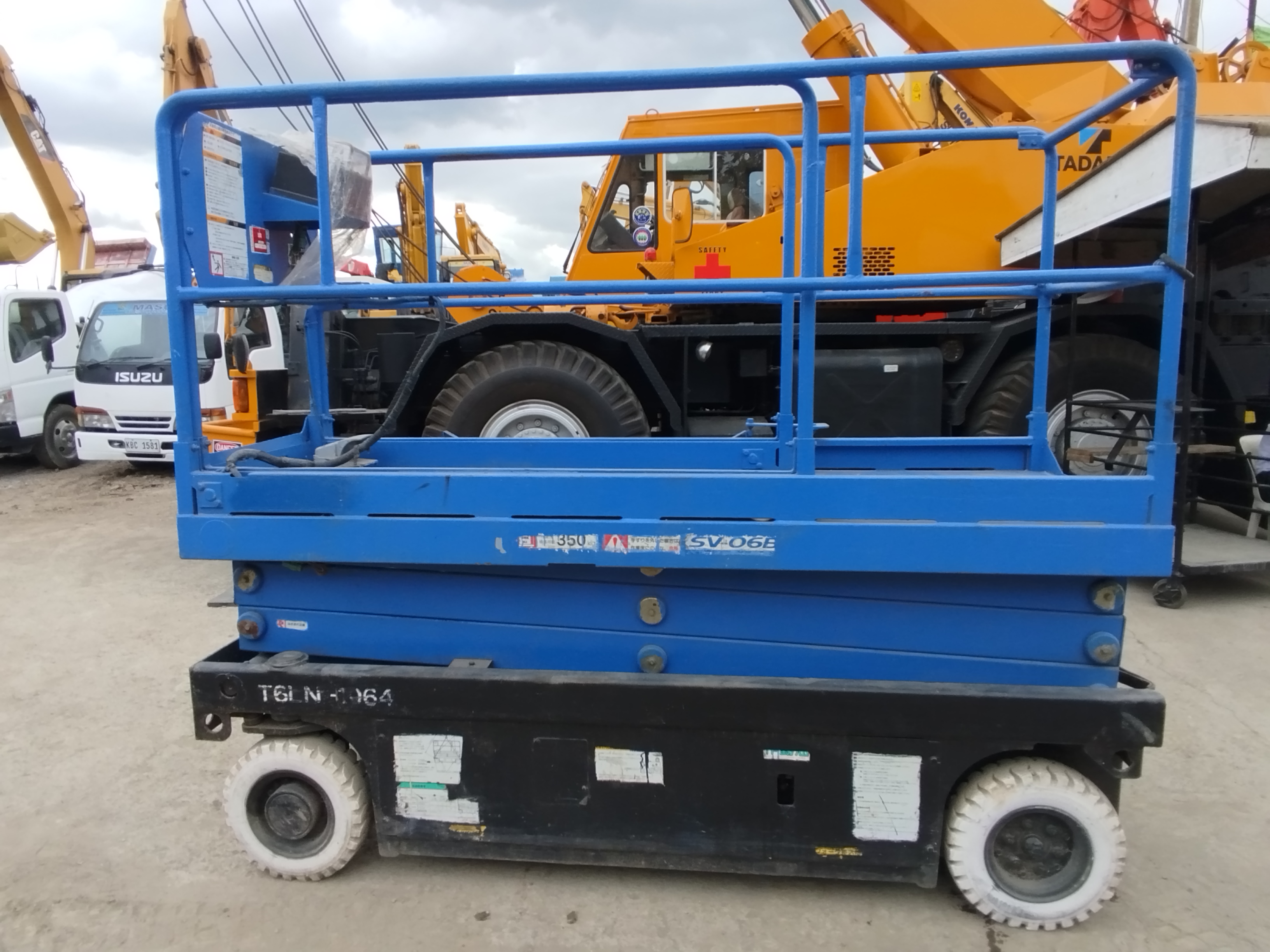Scissor lift  image 1