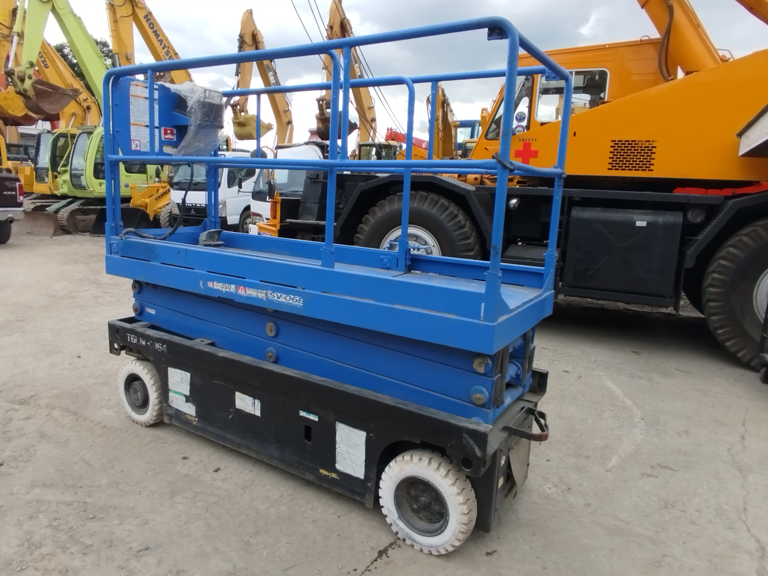 Scissor lift  image 2